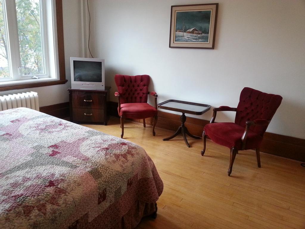 Le Petit Chateau Montebello B&B Habitación foto