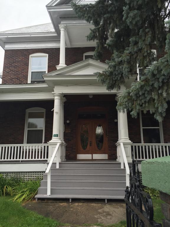 Le Petit Chateau Montebello B&B Exterior foto