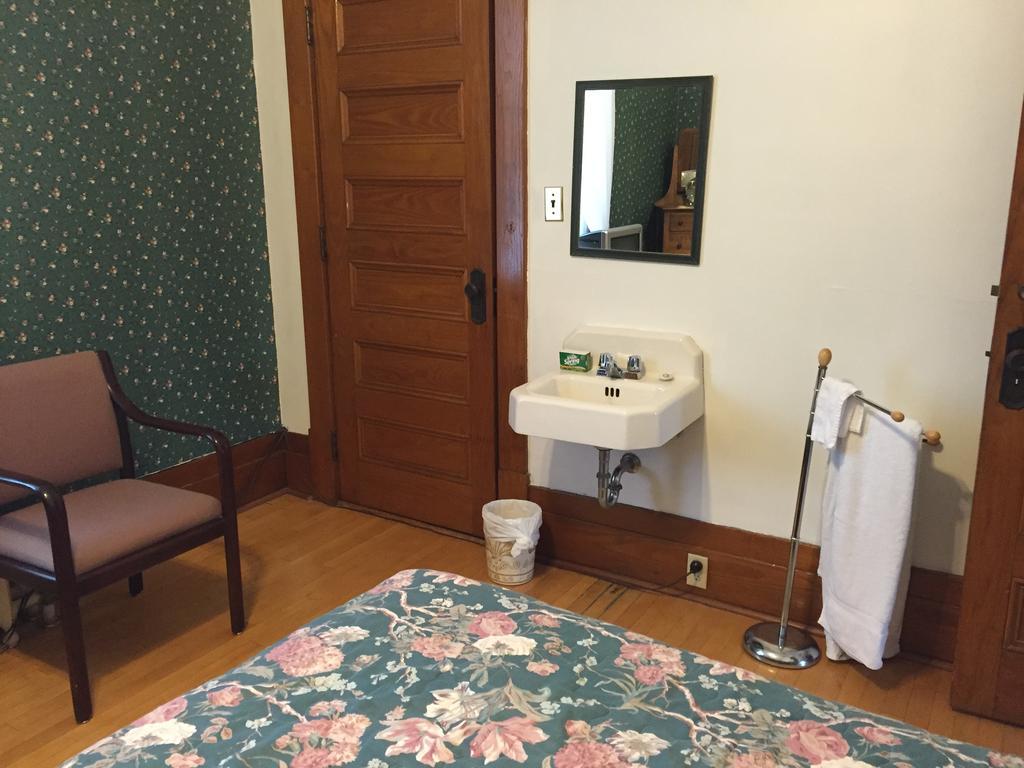 Le Petit Chateau Montebello B&B Habitación foto