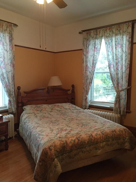 Le Petit Chateau Montebello B&B Habitación foto