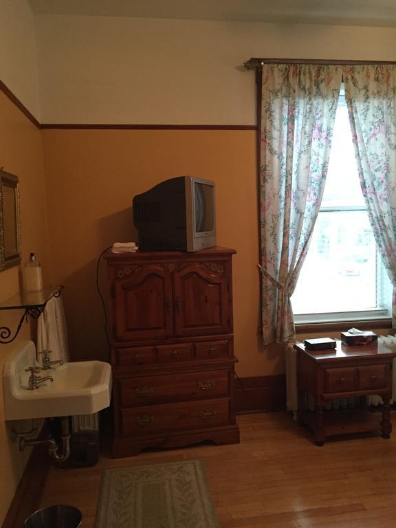Le Petit Chateau Montebello B&B Habitación foto