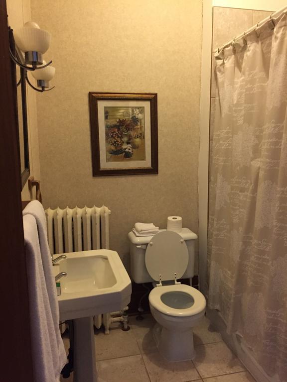 Le Petit Chateau Montebello B&B Habitación foto