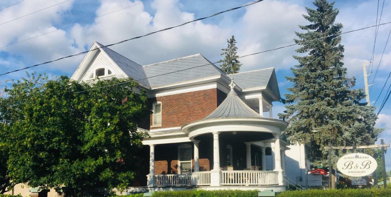 Le Petit Chateau Montebello B&B Exterior foto